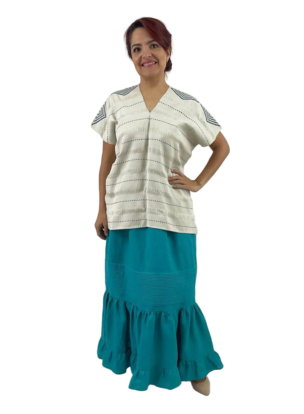 Huipil Rombos Cancuc blanco, con detalles en azul, vista en modelo.