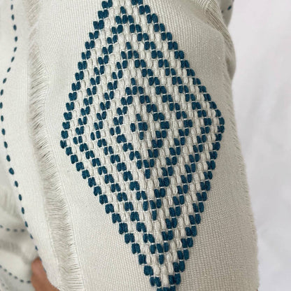 Huipil Rombos Cancuc color blanco, detalles en azul, detalle del telar.
