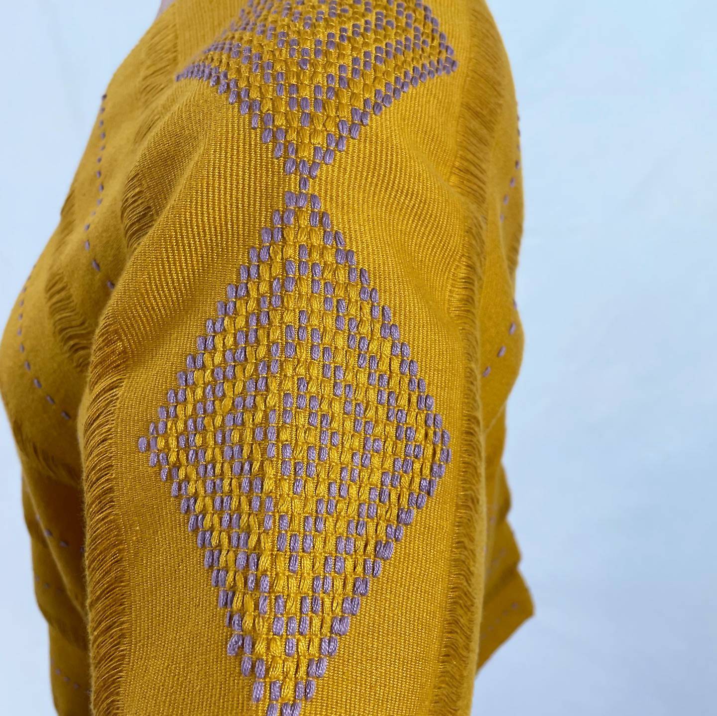 Huipil Rombos Cancuc color mostaza, detalles en lila, vista del telar.