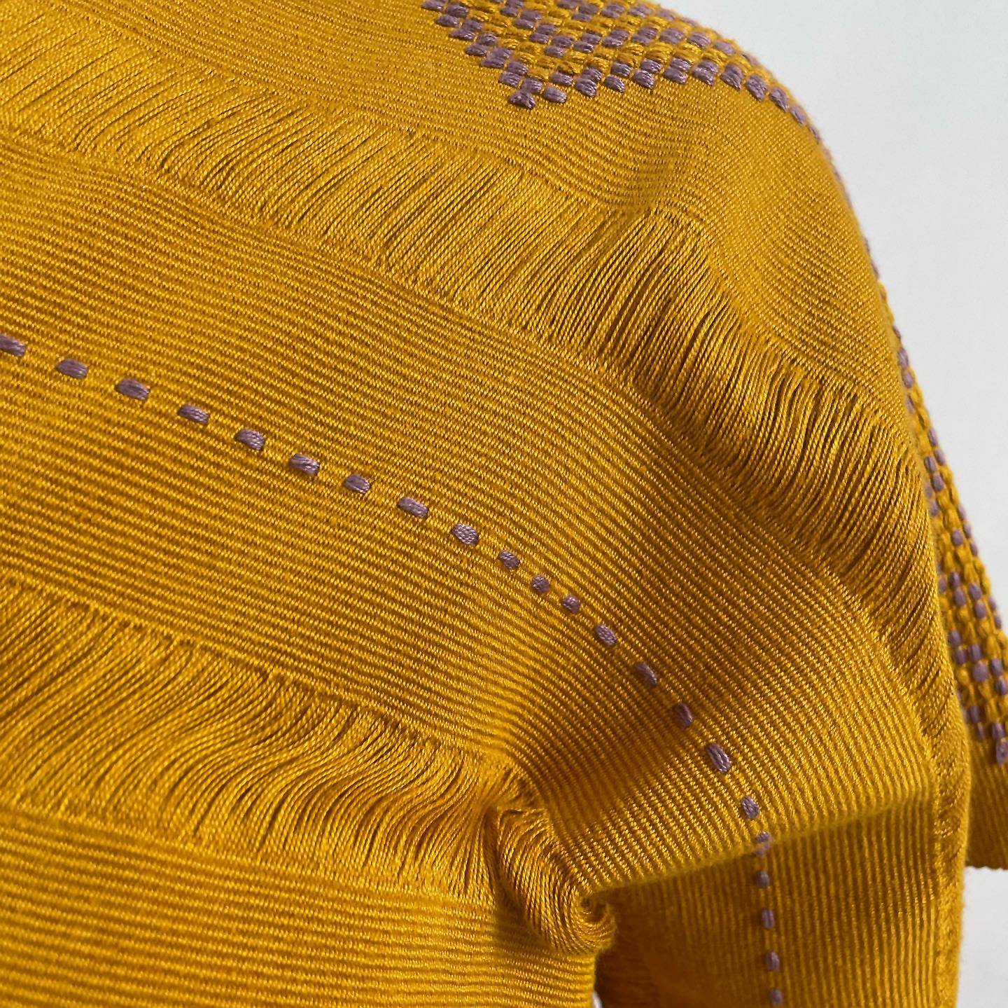 Huipil Rombos Cancuc color mostaza, detalles en lila, detalle del telar.