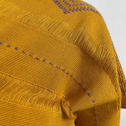 Huipil Rombos Cancuc color mostaza, detalles en lila, detalle del telar.