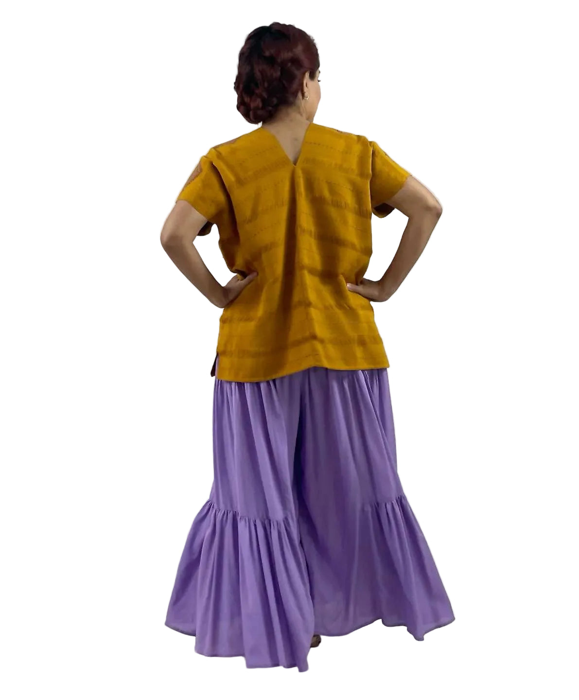Huipil Rombos Cancuc color mostaza, detalles en lila, vista posterior en modelo.