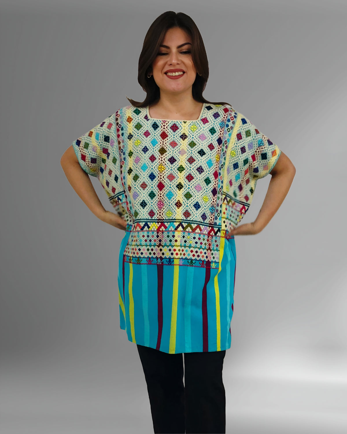 Huipil aldama rayado celeste, vista frontal.