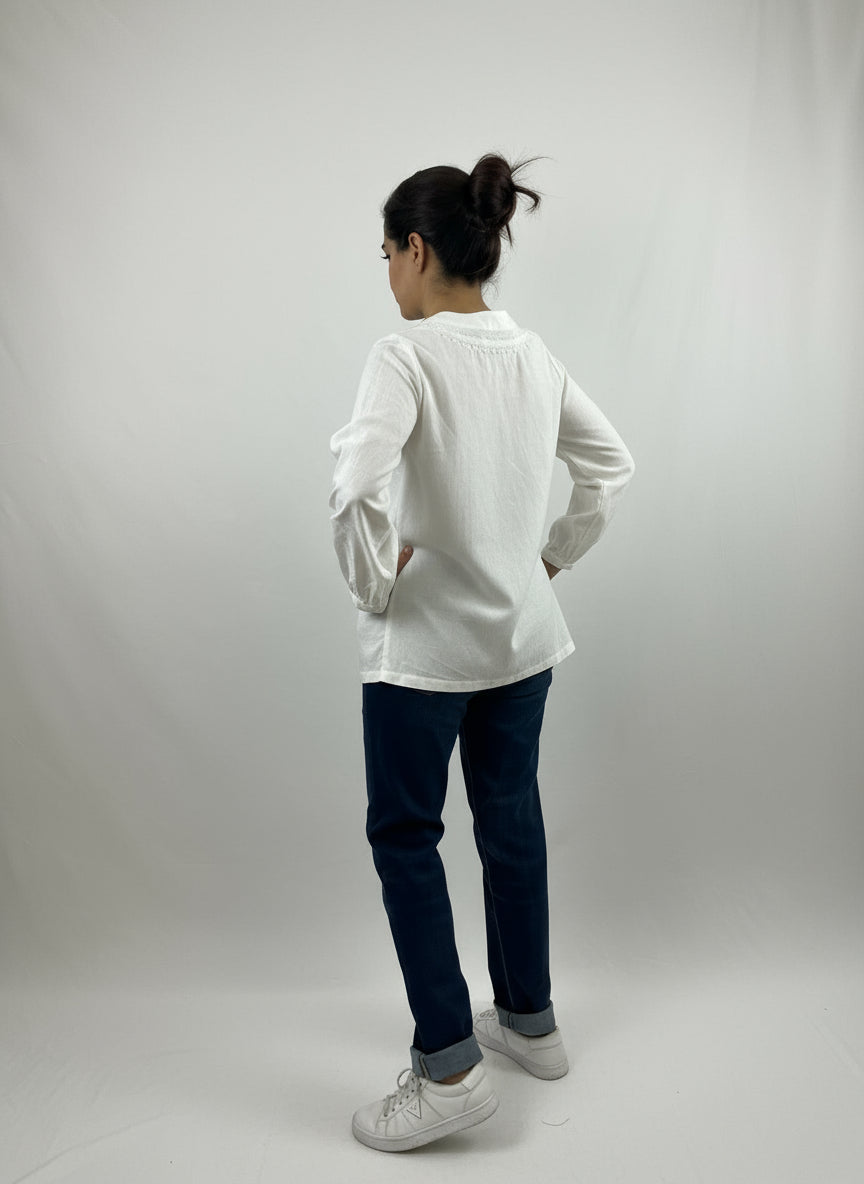 Blusa Chiapas lino-algodón bordado Chamula color blanco, vista posterior en modelo.