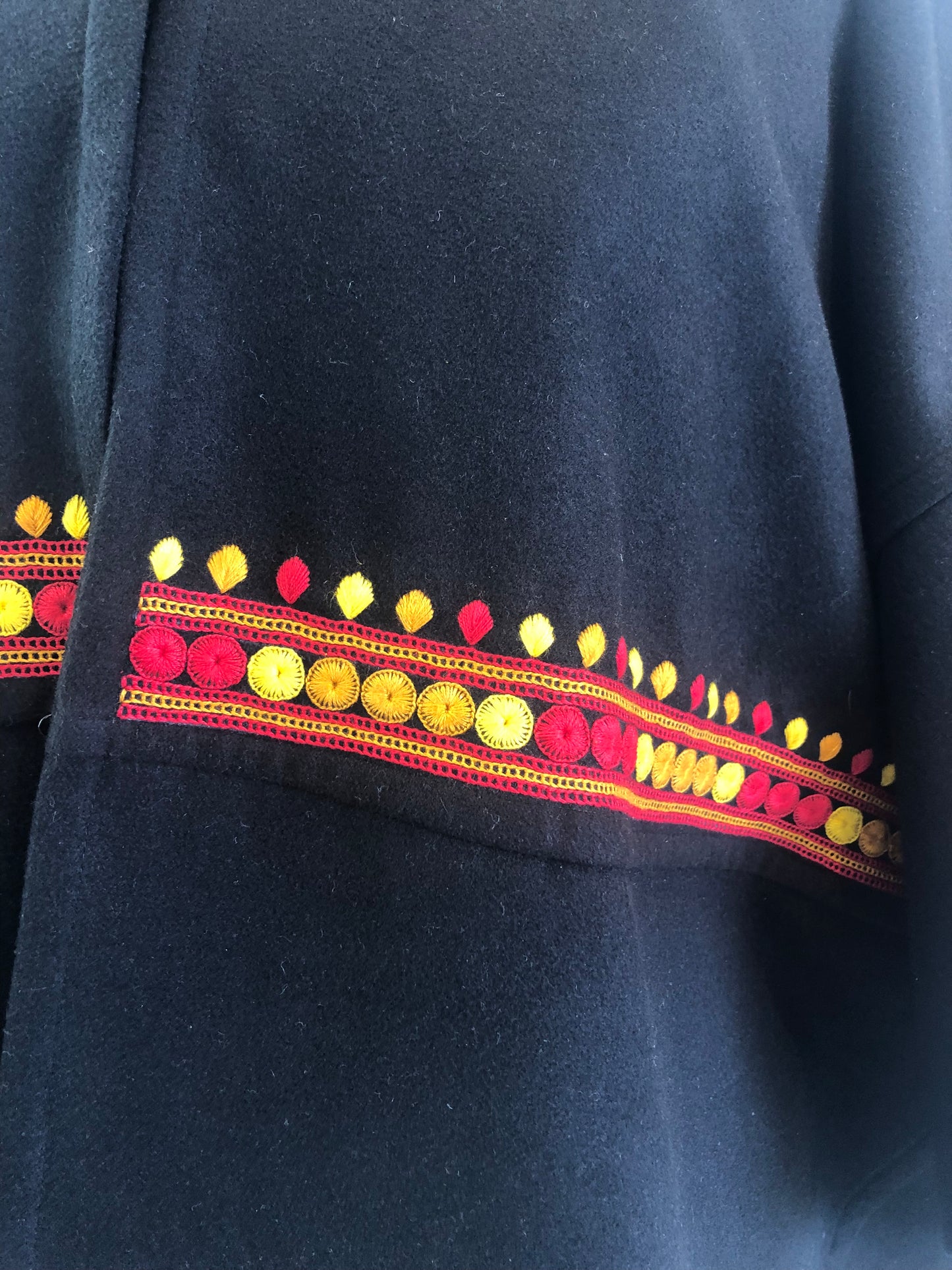 Capa Chiapas de paño de lana bordada a mano