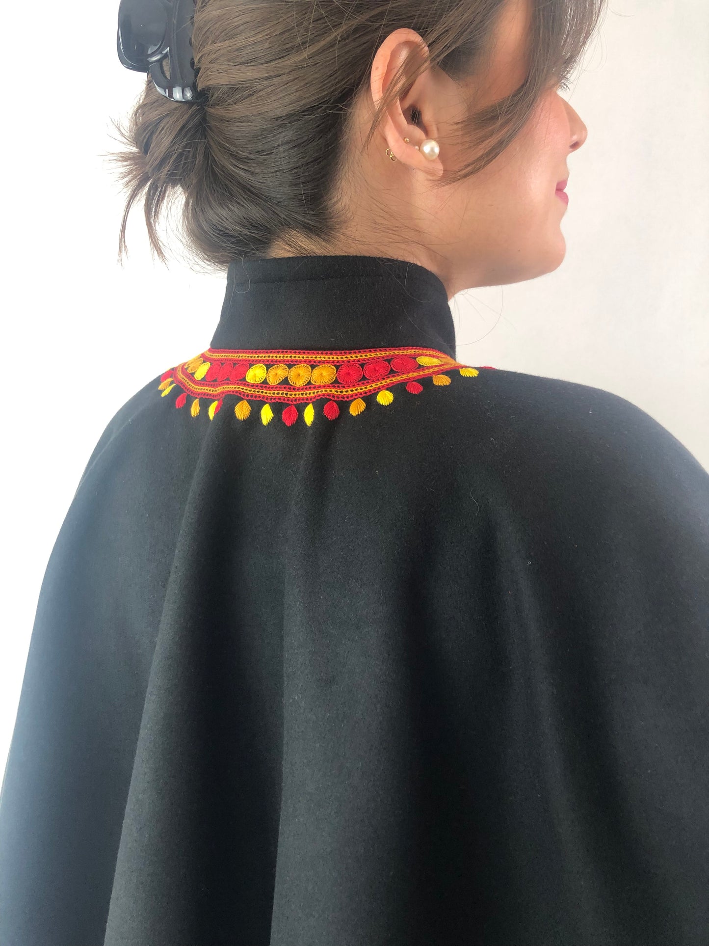 Capa Chiapas de paño de lana corte redondo bord a mano