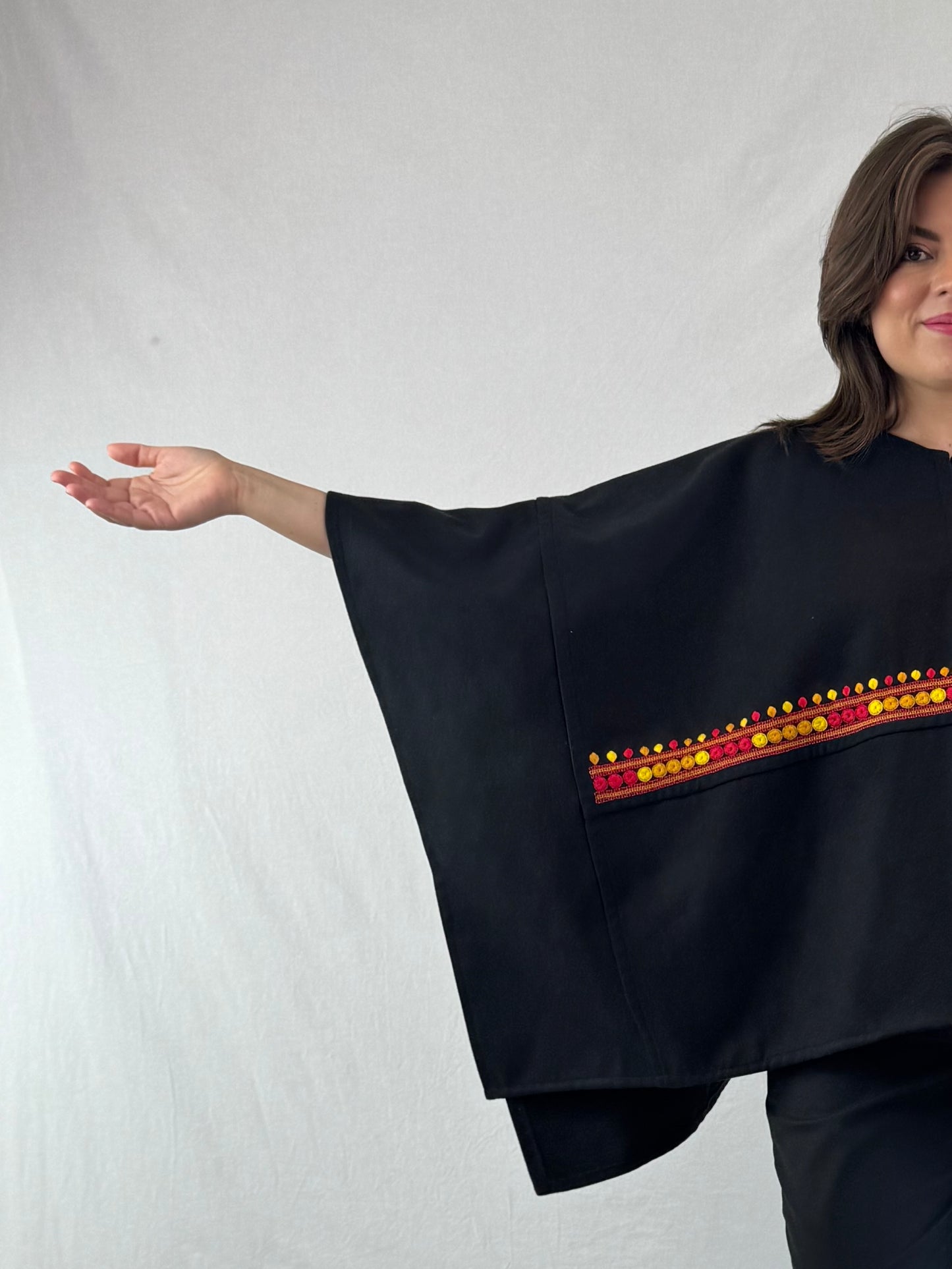 Capa Chiapas de paño de lana bordada a mano