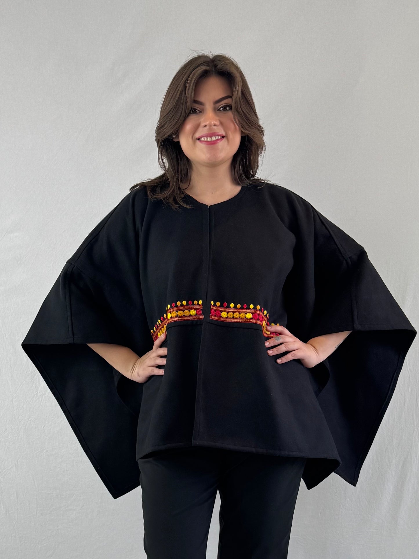 Capa Chiapas de paño de lana bordada a mano