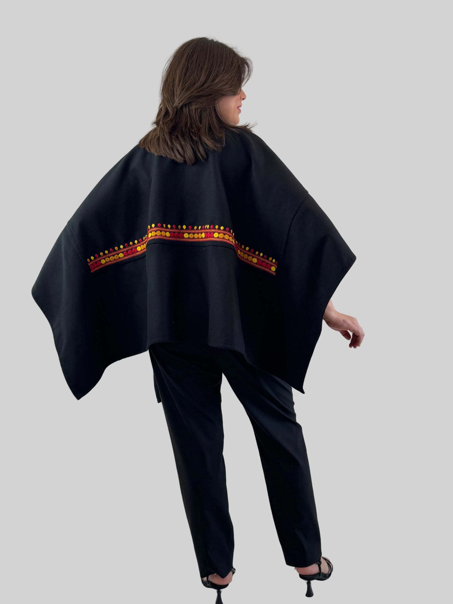 Capa Chiapas de paño de lana bordada a mano