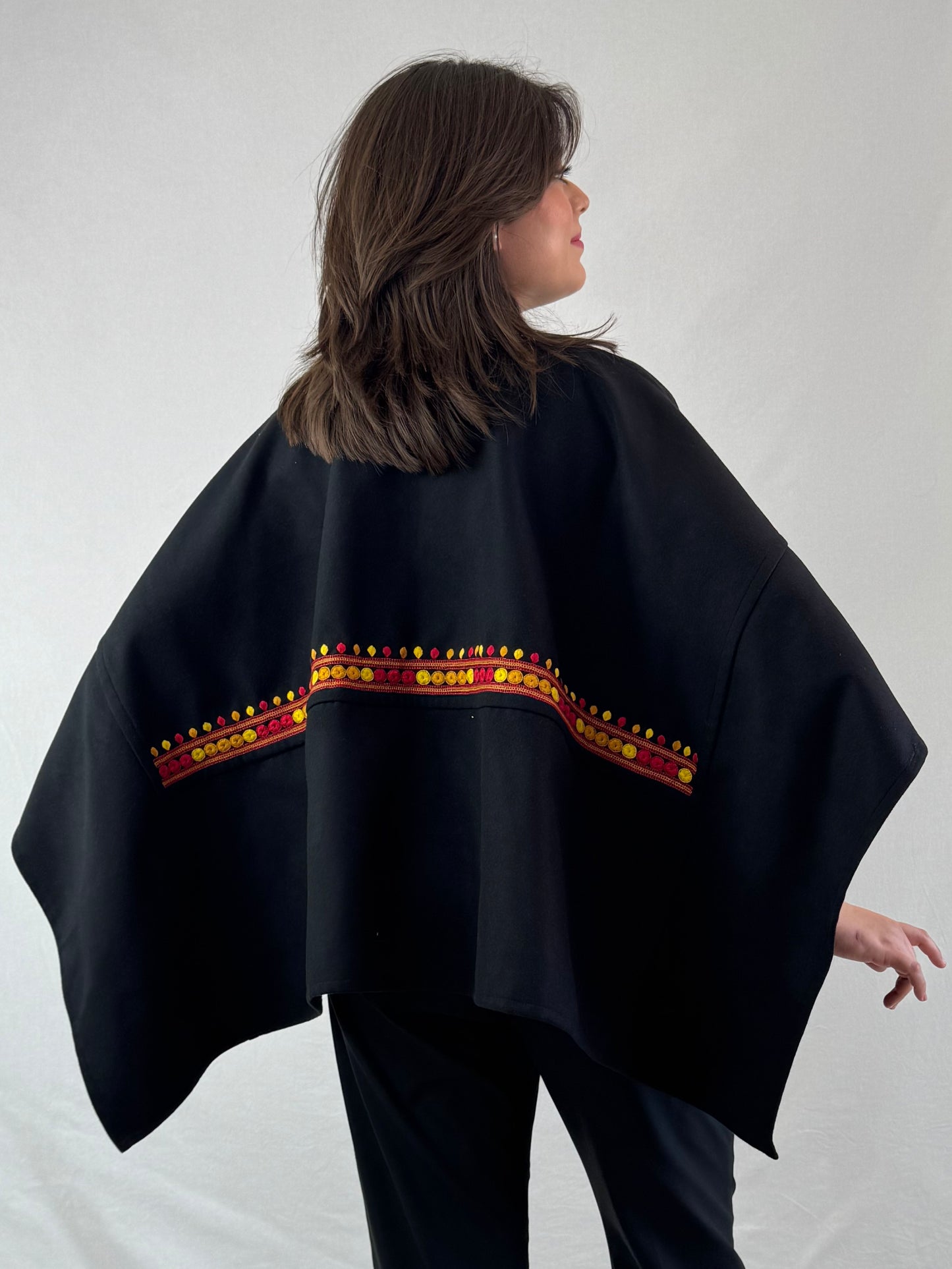 Capa Chiapas de paño de lana bordada a mano