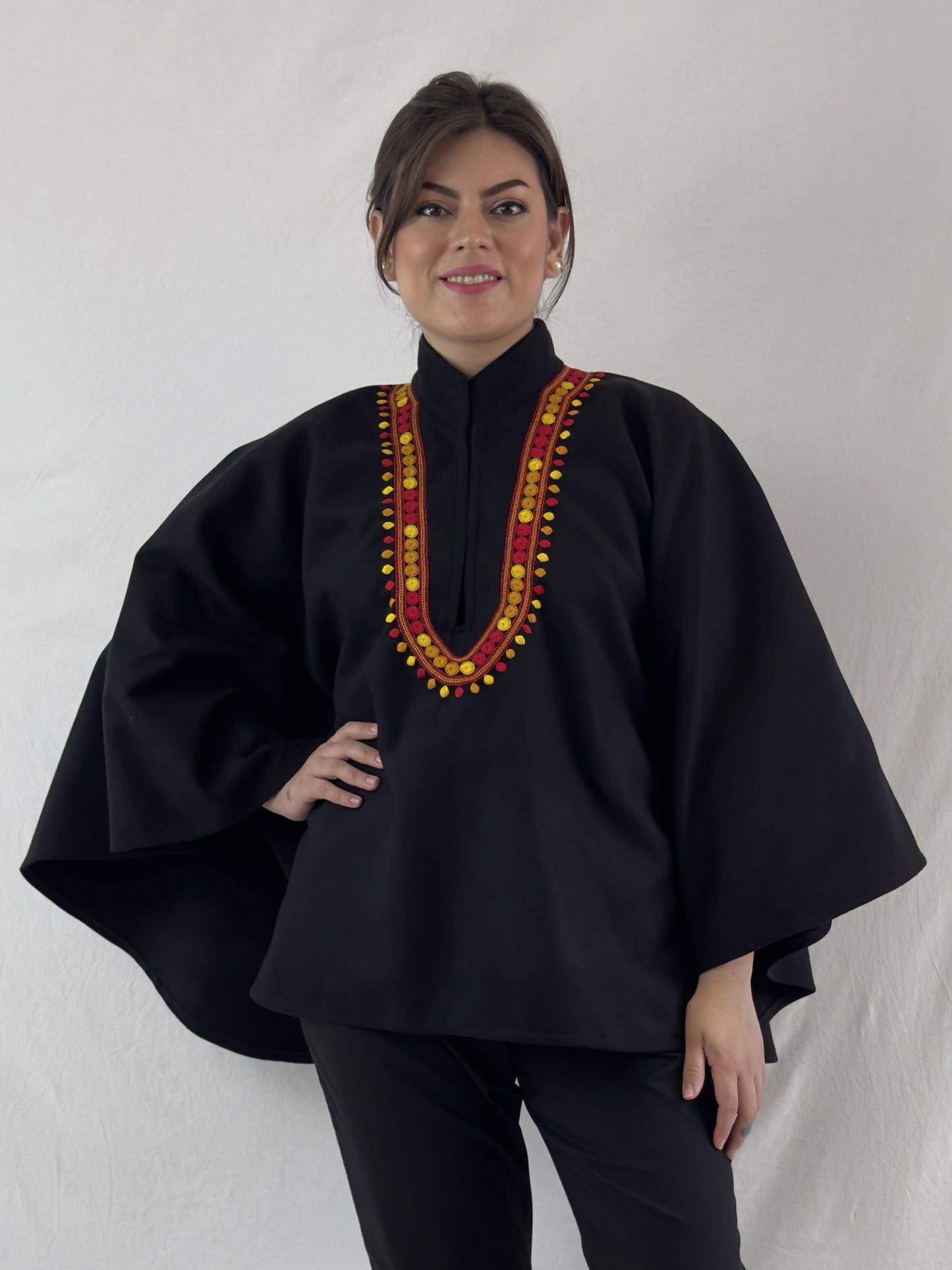 Capa Chiapas de paño de lana corte redondo bord a mano