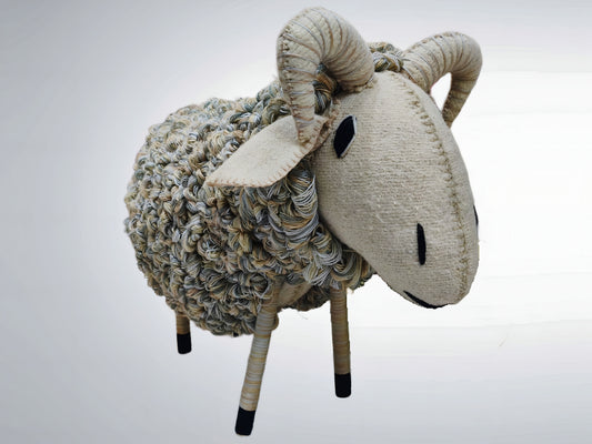 Lanuche: Borrego Grande color beige con gris.