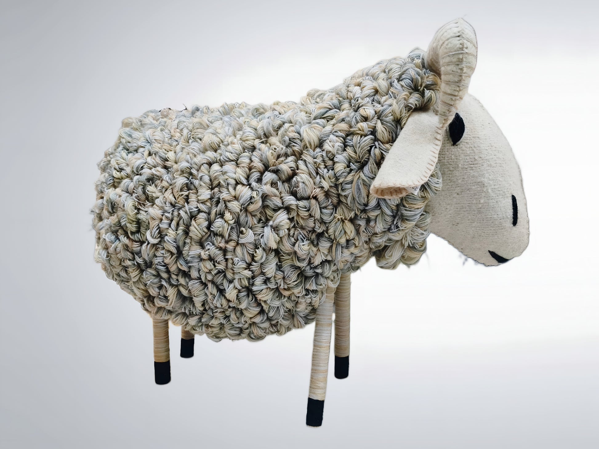 Lanuche: Borrego Grande color beige con gris, vista lateral.