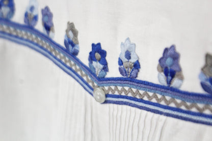 Guayabera de lino bordado flores azul