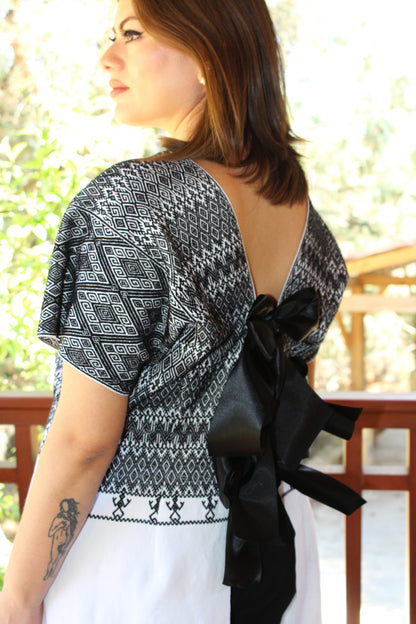 Blusa larga con moños. Brocado Larrainzar.