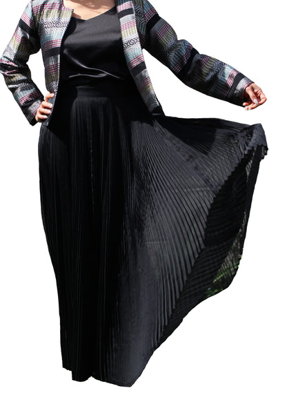 Falda plisada envolvente.