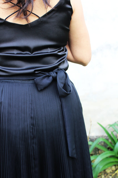 Falda plisada envolvente.