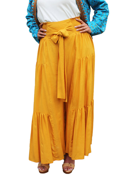 Pantalón de rayón olanes color amarillo, vista frontal en modelo 
