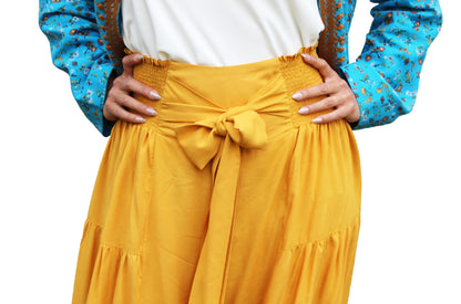 Pantalón de rayón olanes amarillo, detalle de la cintura.