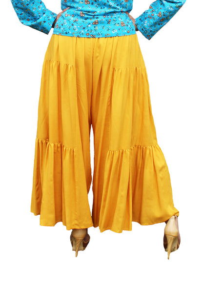 Pantalón de rayón olanes amarillo vista posterior en modelo.