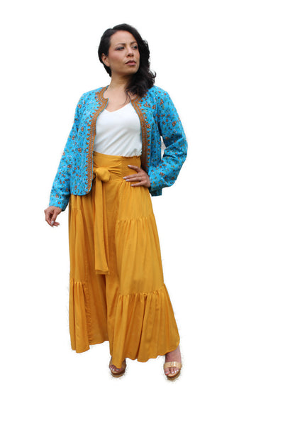 Pantalón de rayón olanes amarillo en modelo.