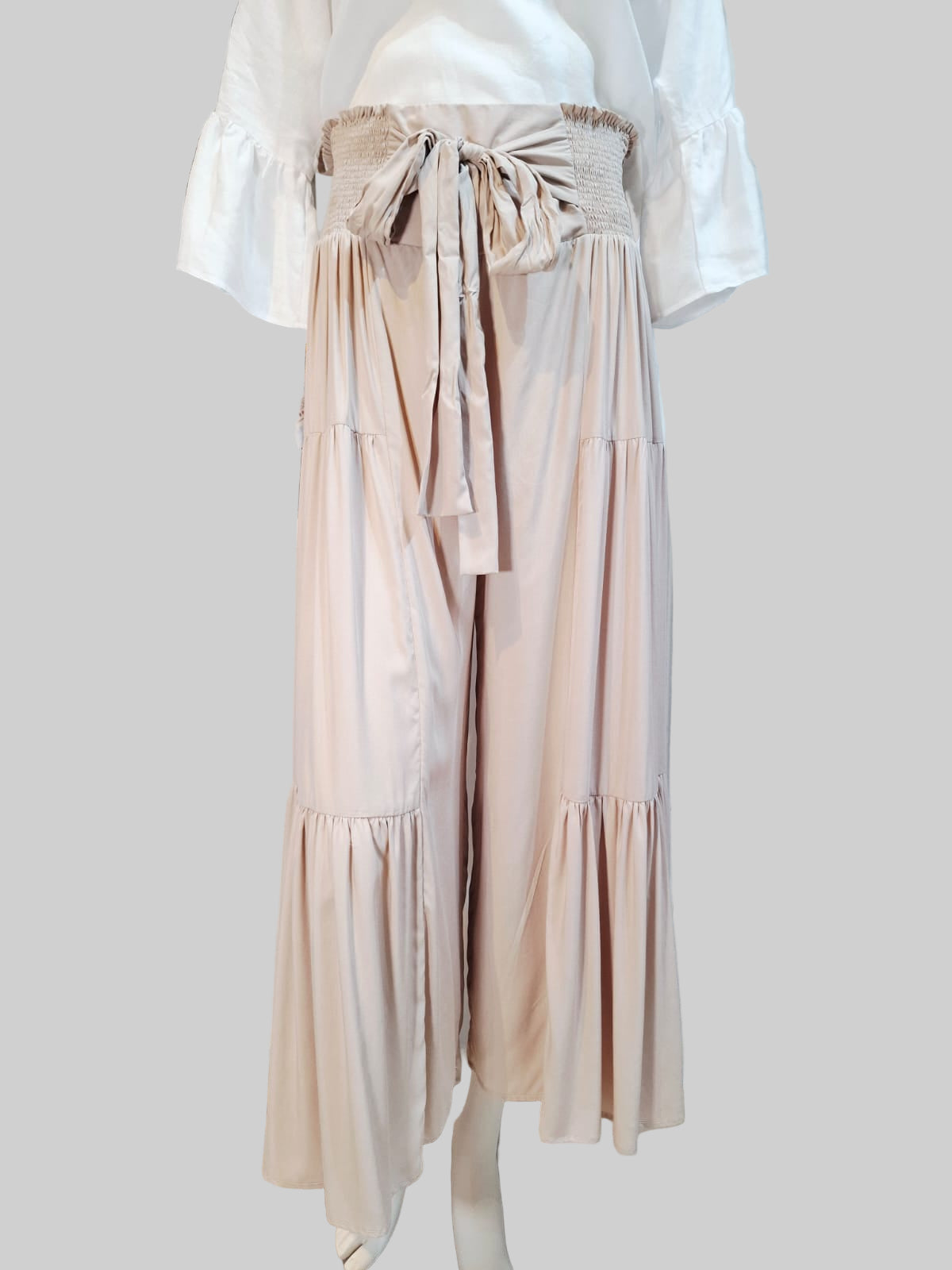 Pantalón de rayón olanes color beige, vista frontal.