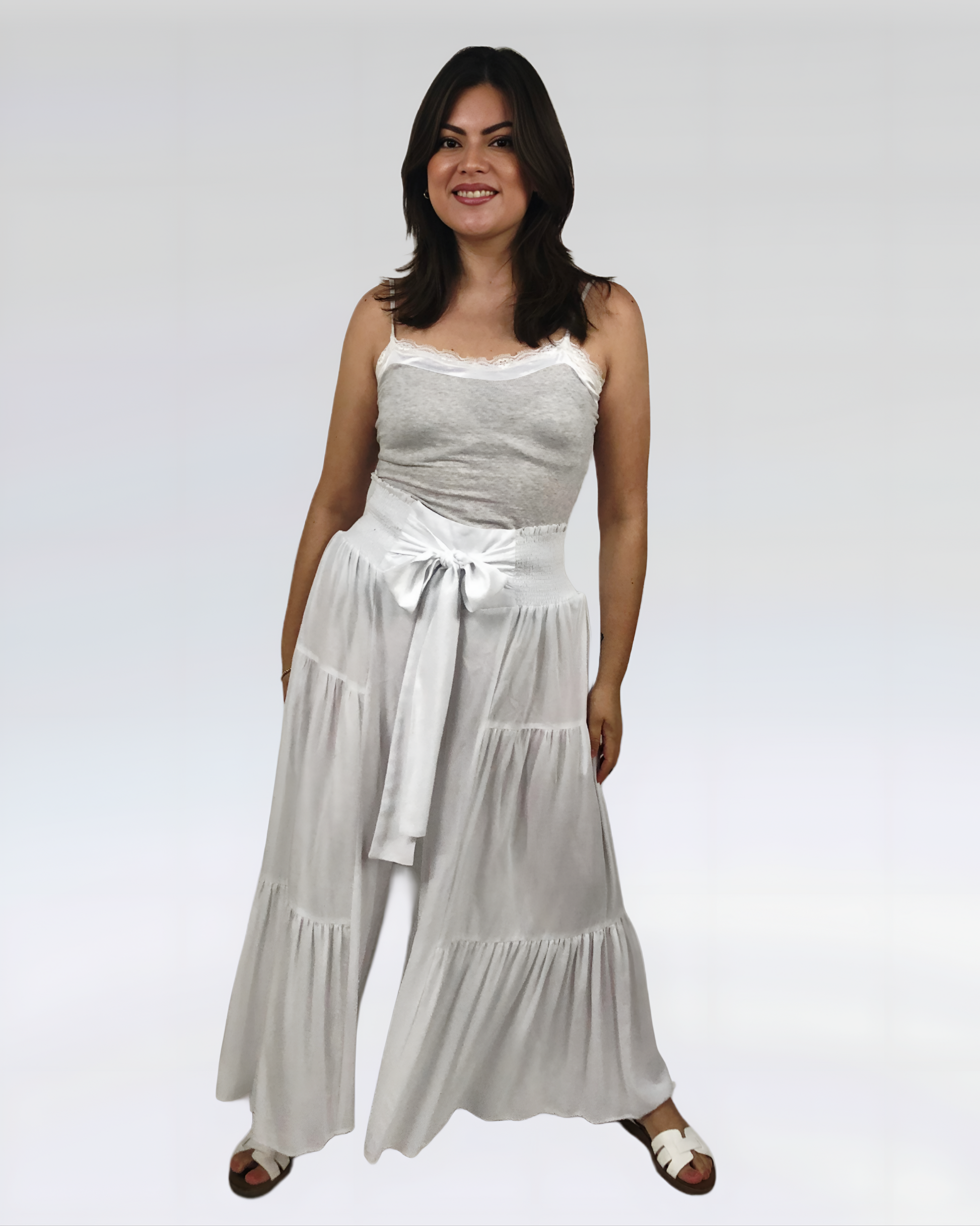 Pantalón de rayón olanes color blanco, vista en modelo.