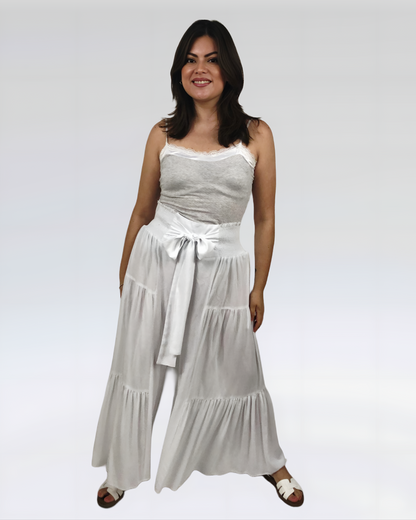 Pantalón de rayón olanes color blanco, vista en modelo.