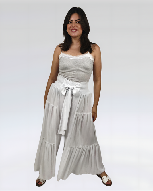 Pantalón de rayón olanes color blanco, vista en modelo.