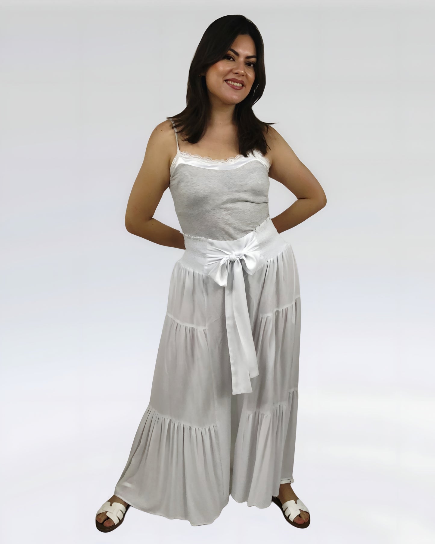 Pantalón de rayón olanes color blanco, vista en modelo.