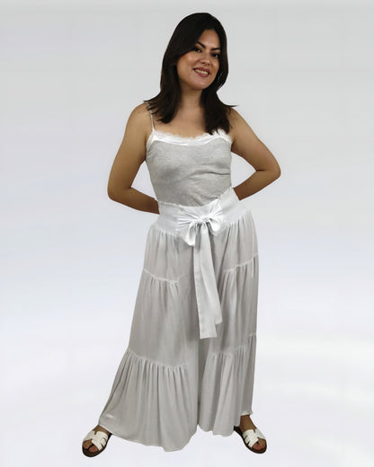 Pantalón de rayón olanes color blanco, vista en modelo.