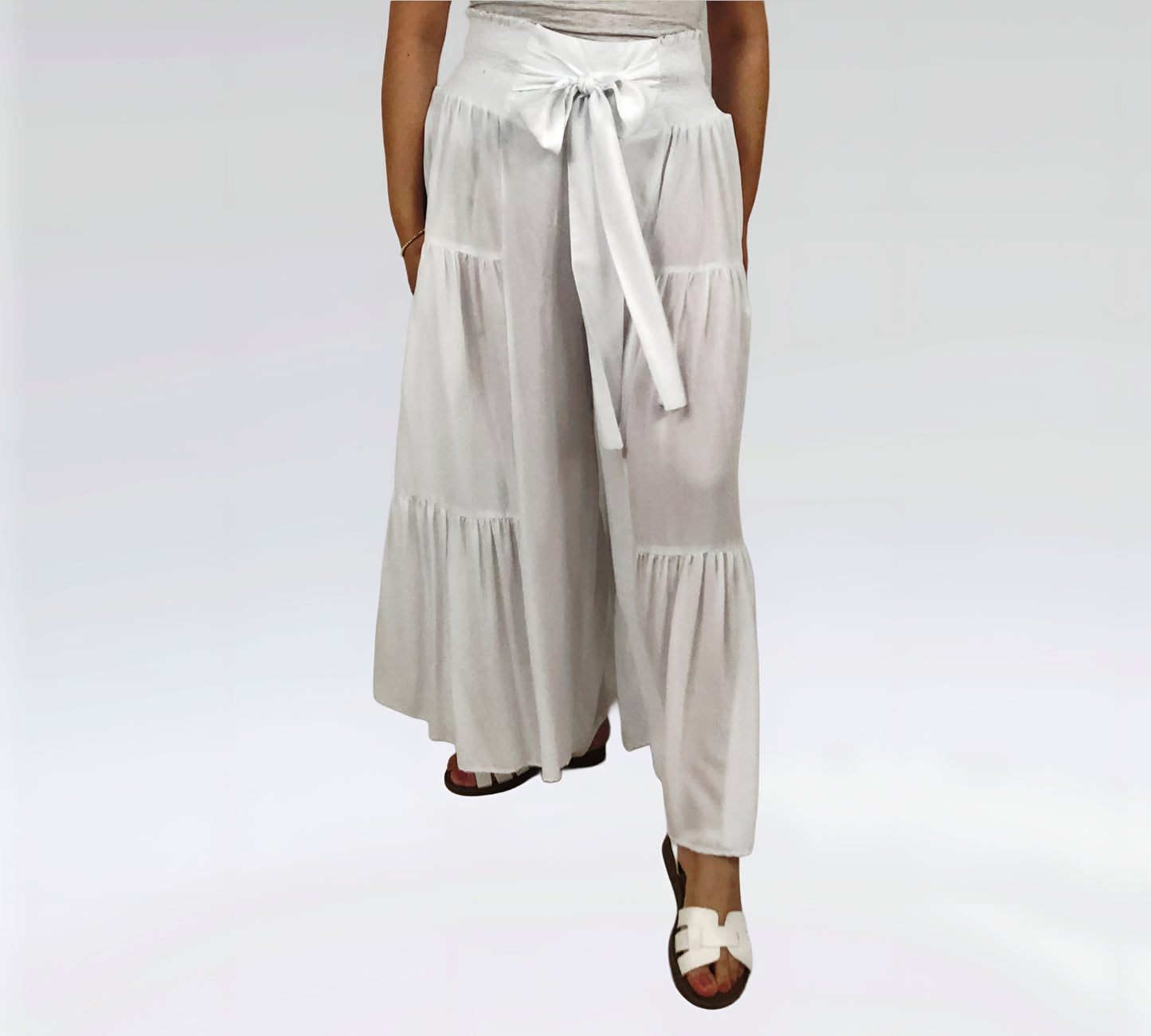 Pantalón de rayón olanes color blanco, detalle del moño.