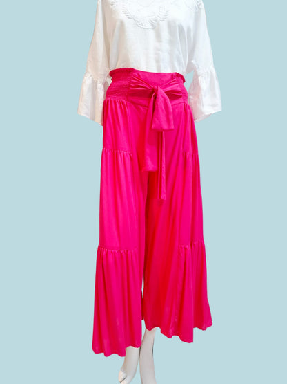 Pantalón de rayón olanes color fucsia, vista frontal.