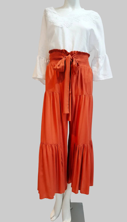Pantalón de rayón olanes color ladrillo, vista frontal.