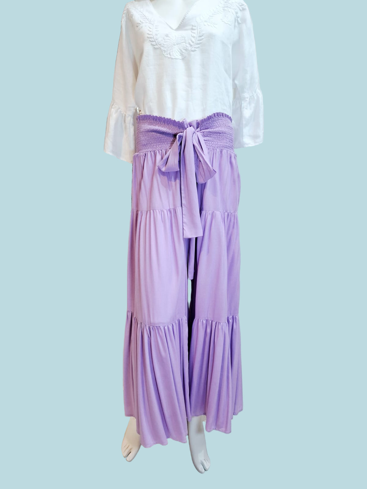 Pantalón de rayón olanes color lila, vista frontal.