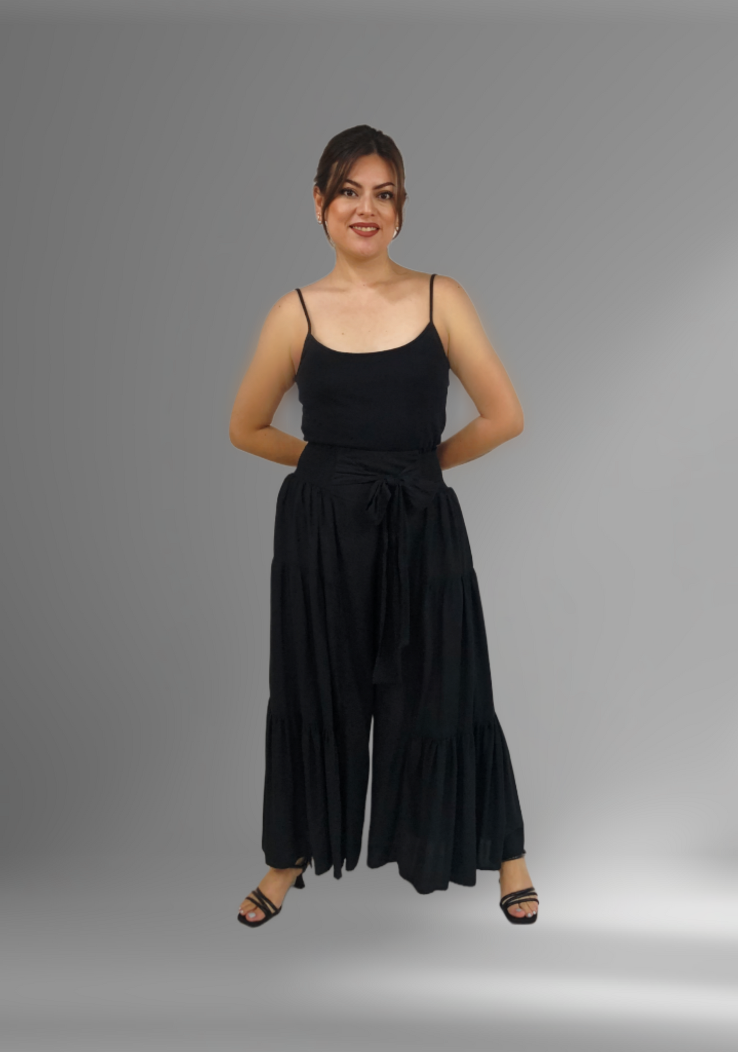 Pantalón de rayón olanes en color negro, vista frontal en modelo.
