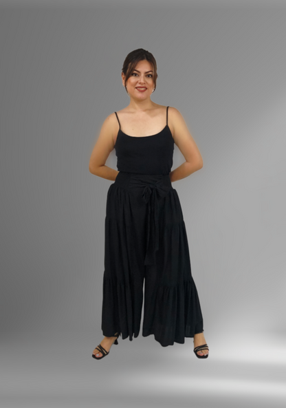 Pantalón de rayón olanes en color negro, vista frontal en modelo.