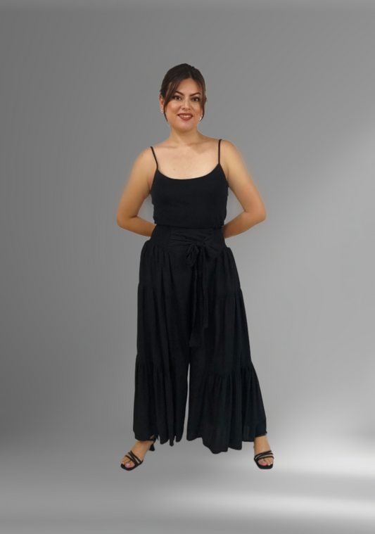 Pantalón de rayón olanes en color negro, vista frontal en modelo.