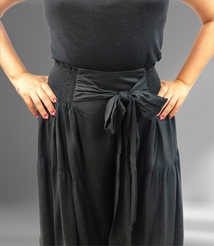 Pantalón de rayón olanes en color negro, detalle del moño.