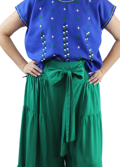 Pantalón de rayón olanes color verde, vista frontal en modelo.