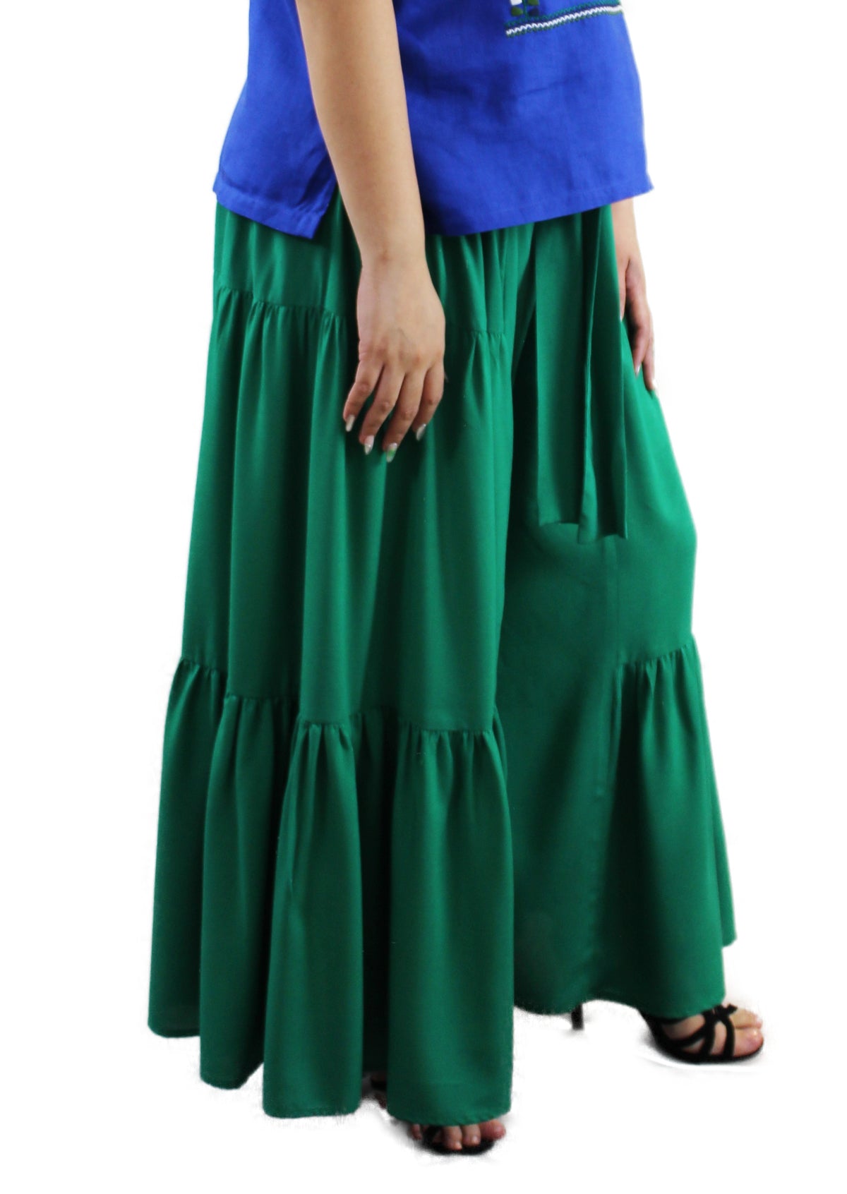 Pantalón de rayón olanes color verde, vista lateral en modelo.