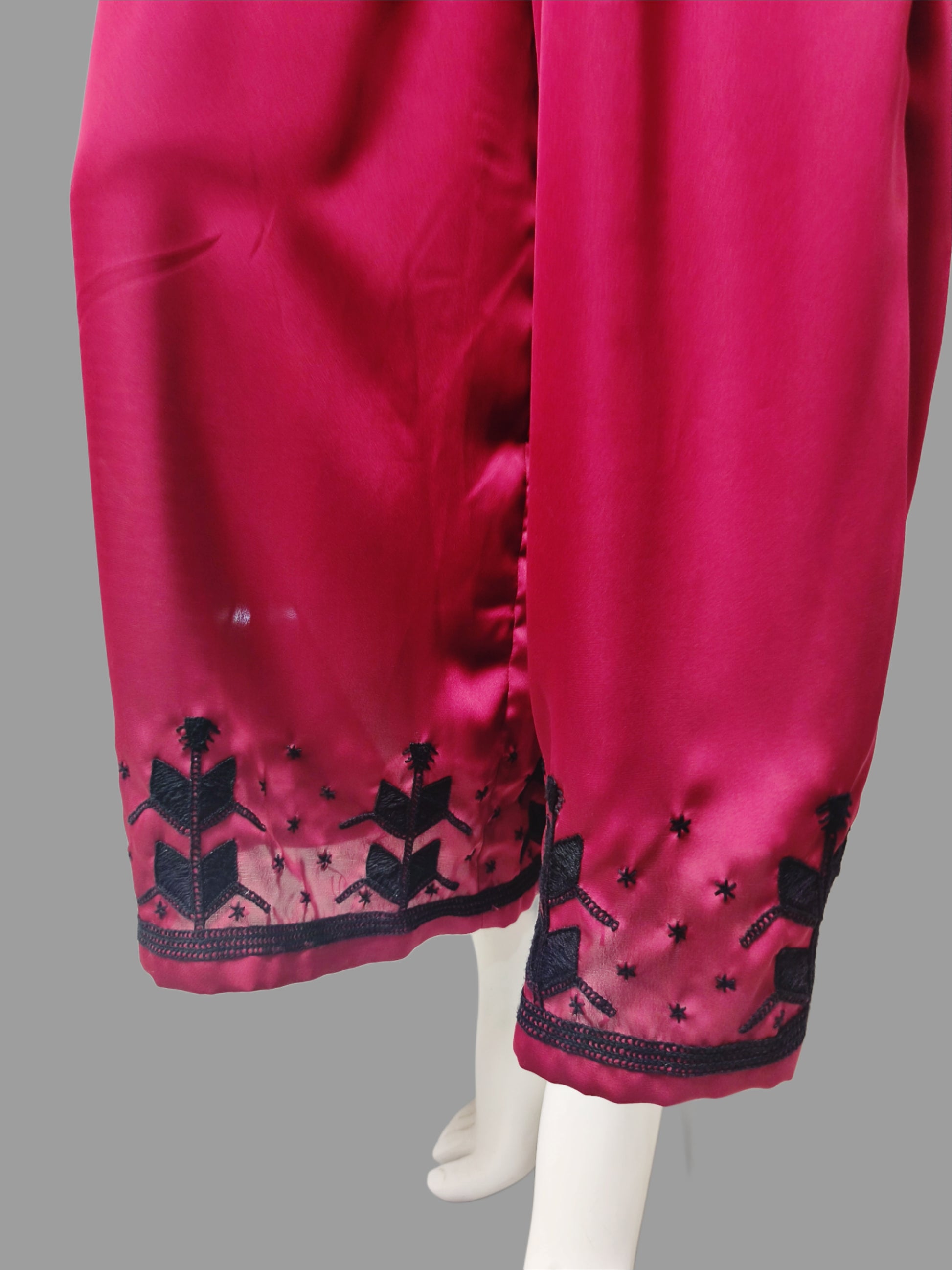Pantalón satín bordado milpa color vino, detalle del bordado.