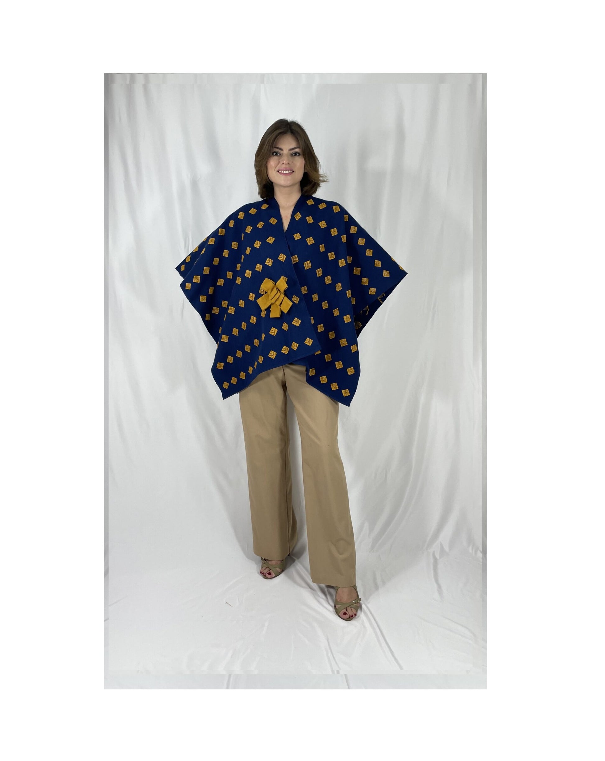 Poncho Algodon Con Flor Larrainzar, vista frontal en modelo