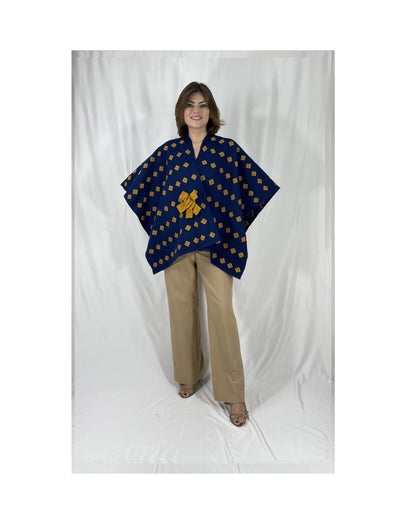 Poncho Algodon Con Flor Larrainzar, vista frontal en modelo