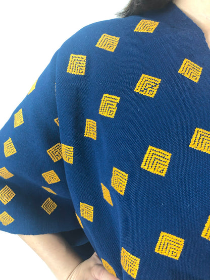 Poncho Algodón Con Flor Larrainzar color azul marino con mostaza, detalle del telar.