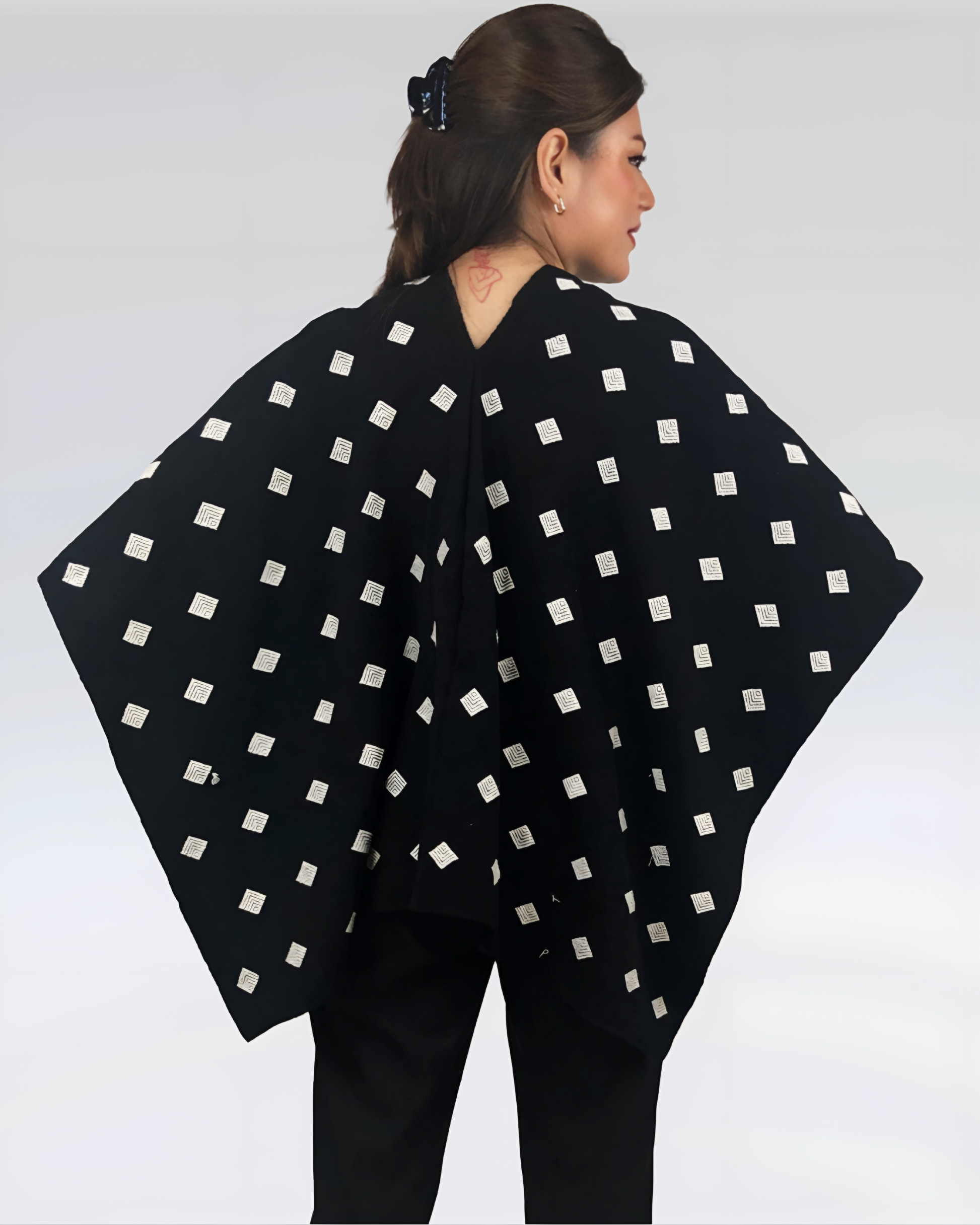Poncho Algodón Con Flor Larrainzar fondo negro con brocado blanco.