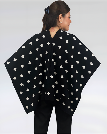 Poncho Algodón Con Flor Larrainzar fondo negro con brocado blanco.