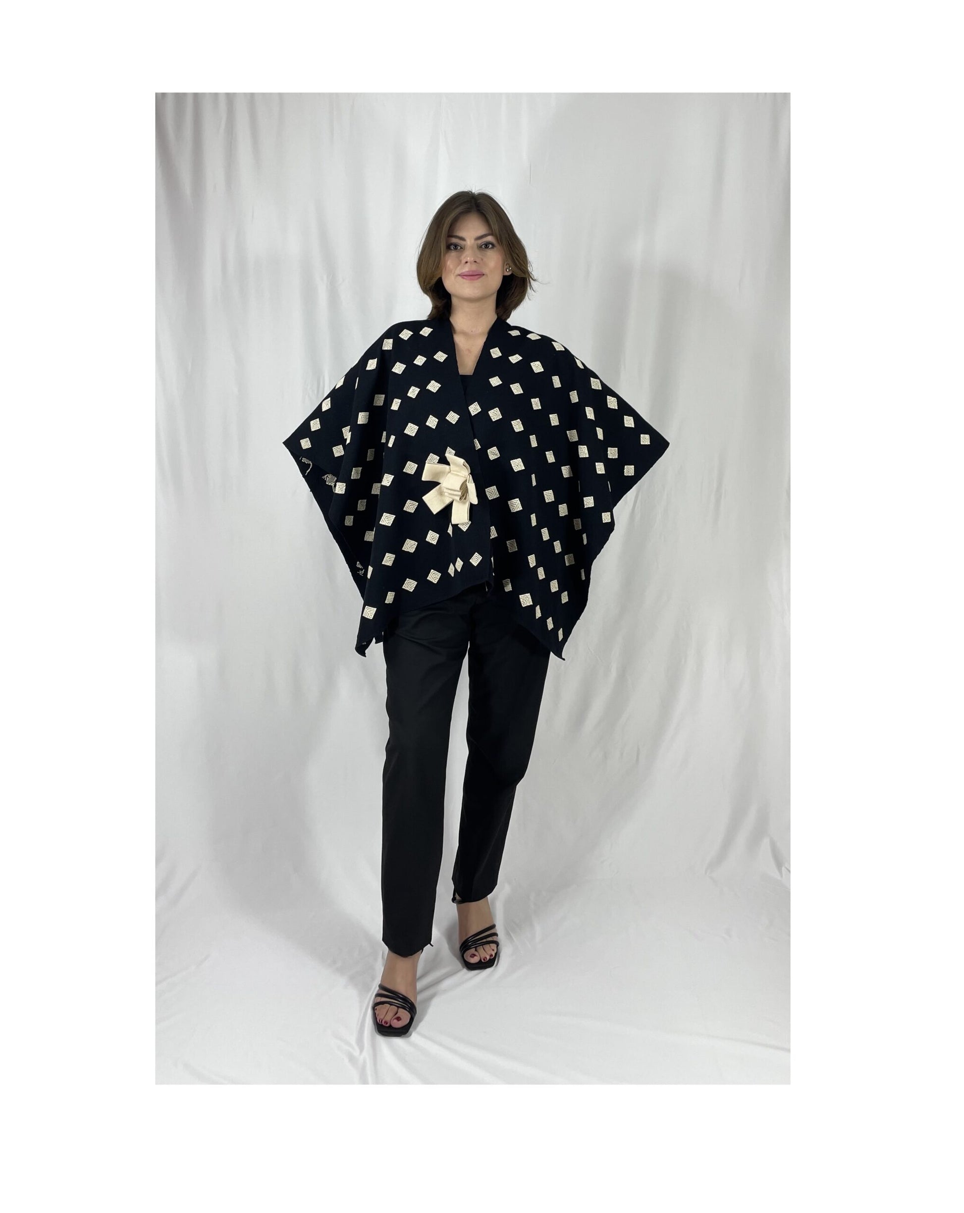 Poncho Algodón Con Flor Larrainzar color negro con beige, vista frontal en modelo.