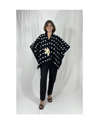 Poncho Algodón Con Flor Larrainzar color negro con beige, vista frontal en modelo.