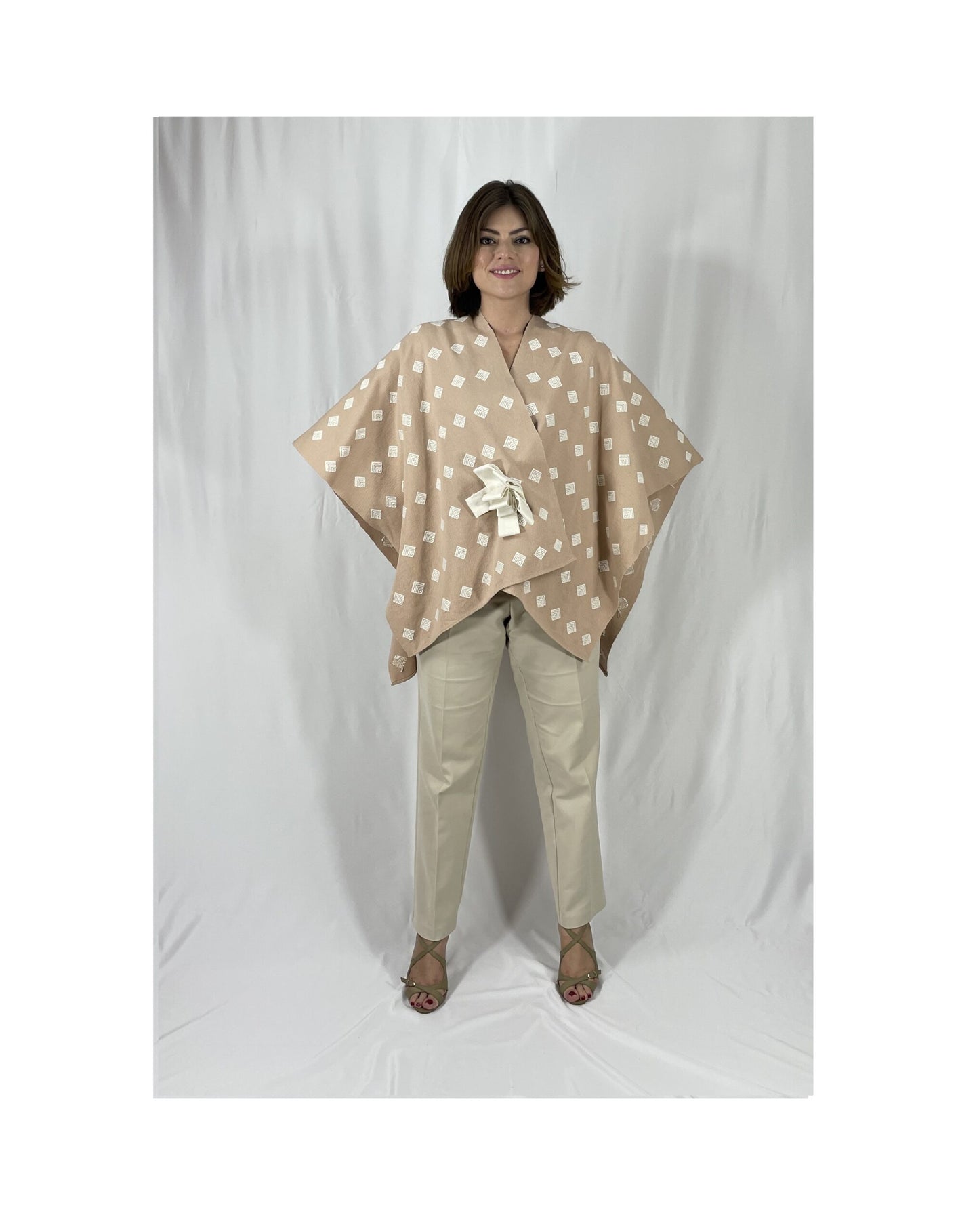 Poncho Algodón con Flor Larrainzar color beige, vista frontal en modelo.